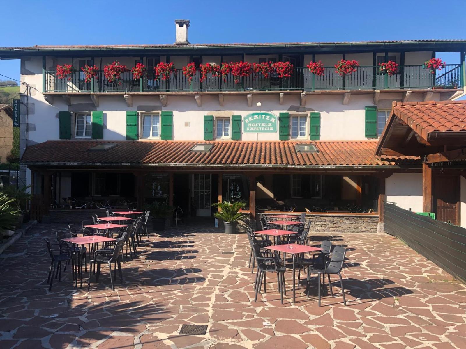 Hostal Ekaitza Hotel Лесака Екстериор снимка