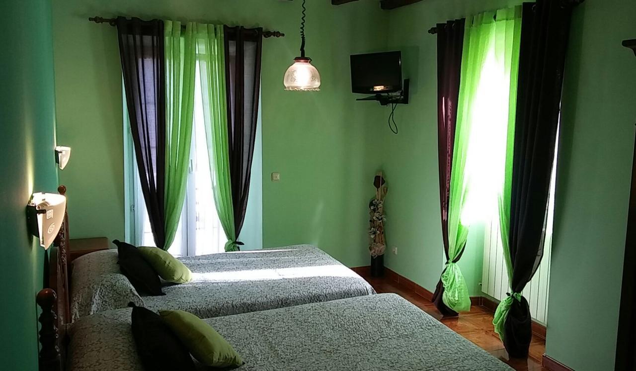 Hostal Ekaitza Hotel Лесака Екстериор снимка